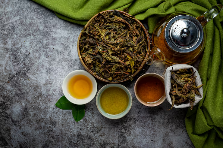 Loose-leaf tea with a glass teapot and three cups of tea